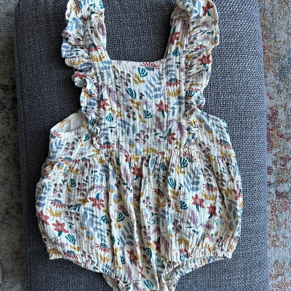 Apple Park Organic flutter sleeve romper 12-18 months - Picture 2 of 4